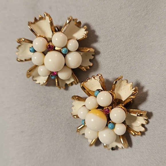 Vintage White Enamel Goldtone Clip Flower Earrings - Picture 1 of 7
